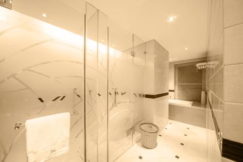 Uma casa de banho em Paramount Gallery Hotel