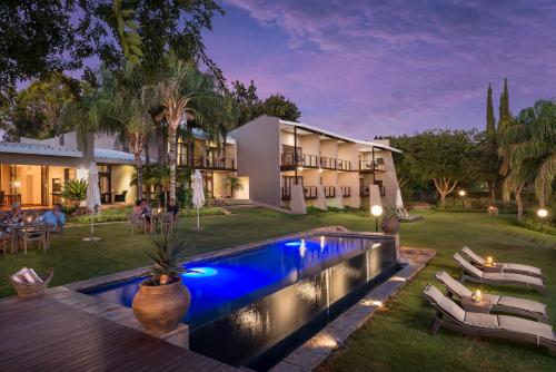Πισίνα στο ή κοντά στο River Place Manor