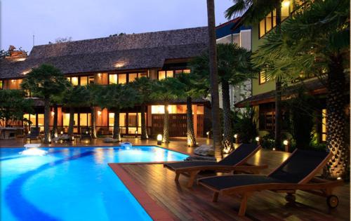 a swimming pool in front of a building at VC@Suanpaak Boutique Hotel & Service Apartment in Chiang Mai