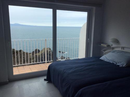 um quarto com uma grande janela com vista para o oceano em Cap Sa Sal Navy, Begur, Girona em Begur