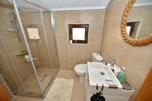 La salle de bains est pourvue d'une douche, de toilettes et d'un lavabo. dans l'établissement Number Nine, à Ohrid