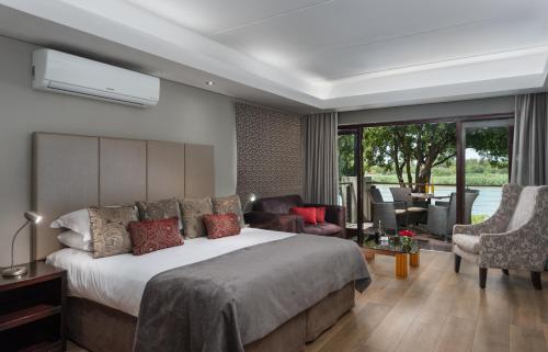 Ένα ή περισσότερα κρεβάτια σε δωμάτιο στο River Place Manor