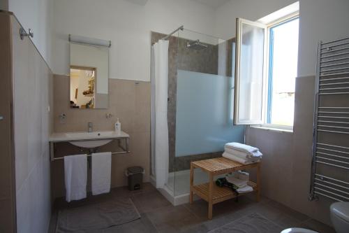 a bathroom with a sink and a shower at Appartamento in villa ad Ischia in Ischia