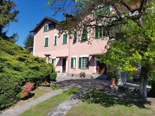 A garden outside Villa Le Vignole