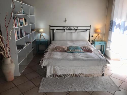 Un pat sau paturi într-o cameră la Appartamenti Le Rondini