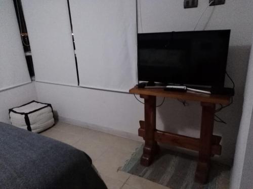 ein Schlafzimmer mit einem TV auf einem Tisch und einem Bett in der Unterkunft Departamento Marina Sol III in Coquimbo