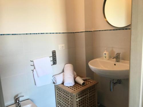 Un baño con lavabo, inodoro y espejo. en Casa Filippo, en Tropea