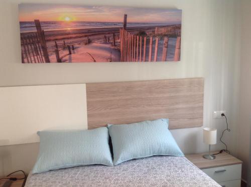 sypialnia z łóżkiem z obrazem na ścianie w obiekcie APARTAMENTO LAS NACIONES 2 w mieście Benalmádena