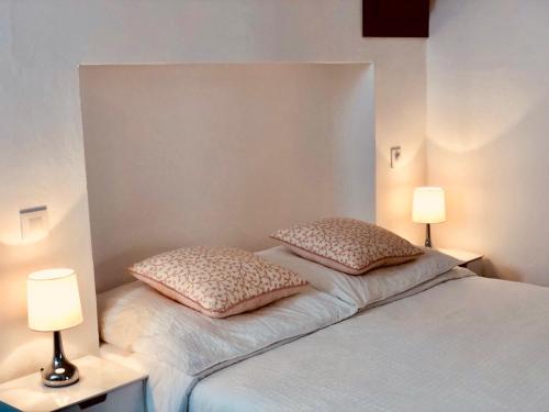 ベヘール・デ・ラ・フロンテーラにあるCasa Horizonte Africaの白いベッド(枕2つ、ランプ2つ付)