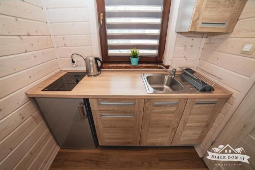 Dapur atau dapur kecil di Białe Domki Mrzeżyno
