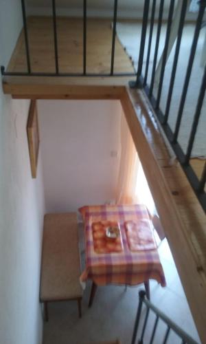 a stairs with a table and a bench in a room at Villa Carmen in Sali