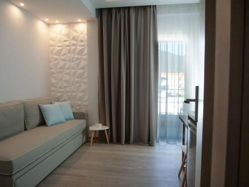 Ruang duduk di Anemoessa Elegant Apartments
