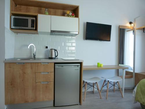 Dapur atau dapur kecil di Anemoessa Elegant Apartments