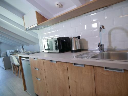 Dapur atau dapur kecil di Anemoessa Elegant Apartments