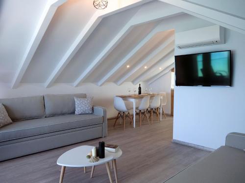 Televisyen dan/atau pusat hiburan di Anemoessa Elegant Apartments