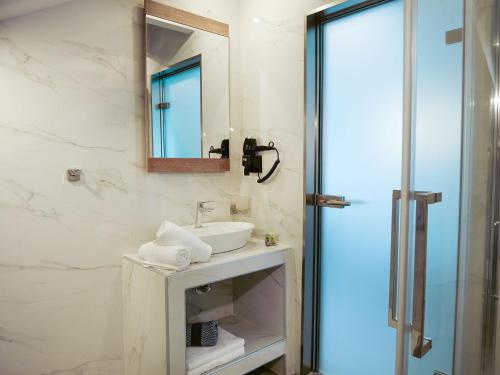 Ένα μπάνιο στο Anemoessa Elegant Apartments