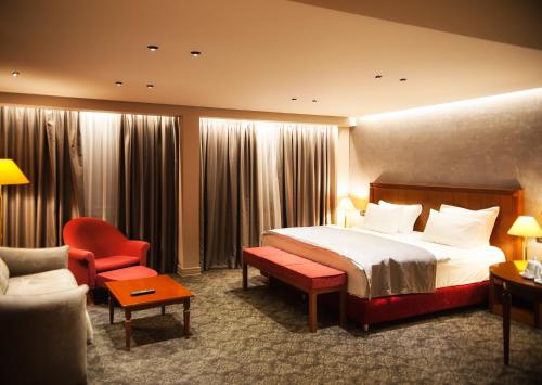 En eller flere senger på et rom på Mondial Hotel