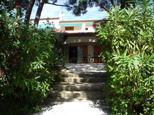 a path leading to a house surrounded by trees at Le Refuge in La Croix-Valmer