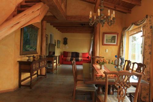 ein Esszimmer mit einem Tisch und einem Sofa in der Unterkunft Departamento Costanera in San Carlos de Bariloche