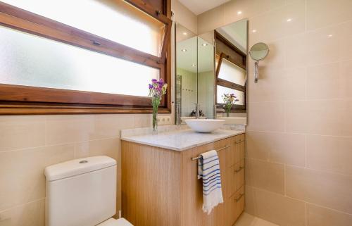 カレリャ・デ・パラフルジェリにあるPanorama Costa Bravaのバスルーム(トイレ、洗面台、鏡付)