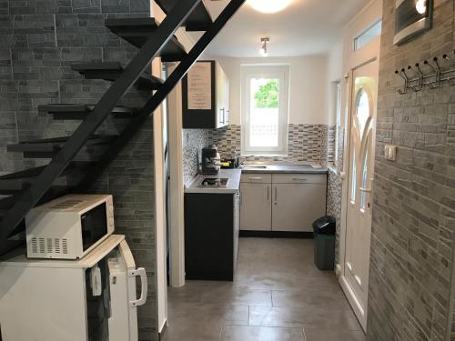 Kuchyňa alebo kuchynka v ubytovaní Heni Apartment