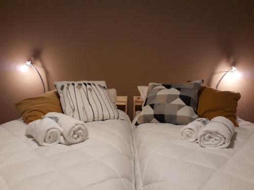 2 camas con toallas encima en CASAMILA, en Gorizia