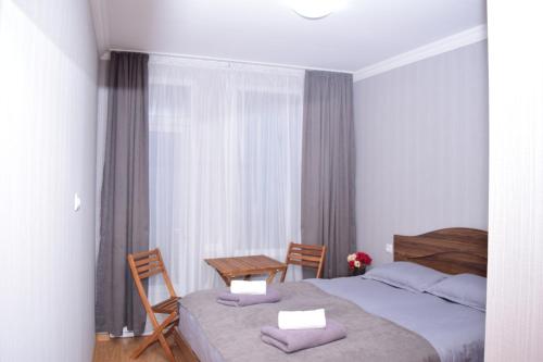 Postel nebo postele na pokoji v ubytování Rustaveli Alley