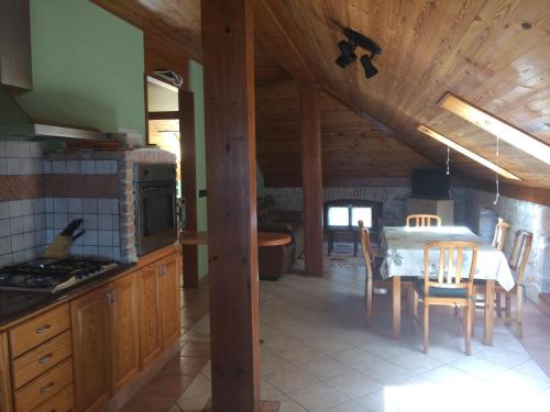 eine Küche und ein Esszimmer mit einem Tisch und Stühlen in der Unterkunft PRST 1 in Ugljan