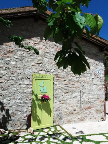 a green sign on the side of a building at B&B dell'Osteria in SantʼAnatolia di Narco