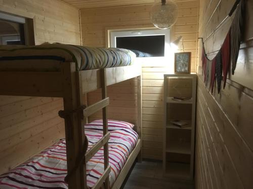 Litera en una cabaña con ventana en Houseboat Ślesin, en Ślesin