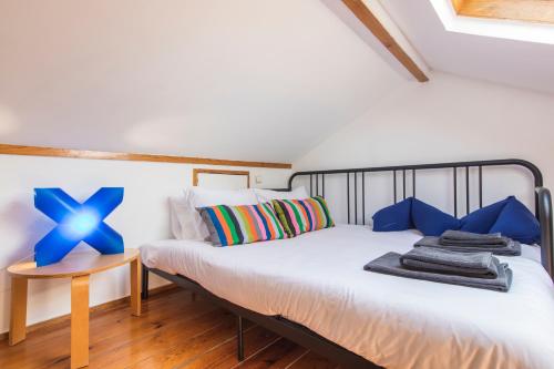 een slaapkamer met een bed met een blauwe ster erop bij The Castle Life in 3BDR apartament in Lissabon