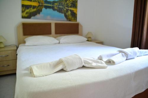 a bed with two white towels on top of it at Paradise Gümüşlük in Gümüşlük