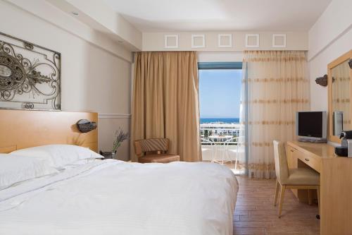 TV a/nebo společenská místnost v ubytování Lagos Mare Hotel