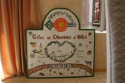 a sign that says gifts and dinners and hicks at Chambre d'Hotes La Brunetière in Gréoux-les-Bains