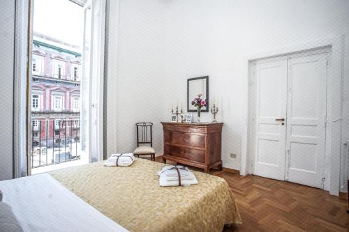 ナポリにあるCasa Napoletana - San Domenicoの白いベッドルーム(ベッド2台、窓付)