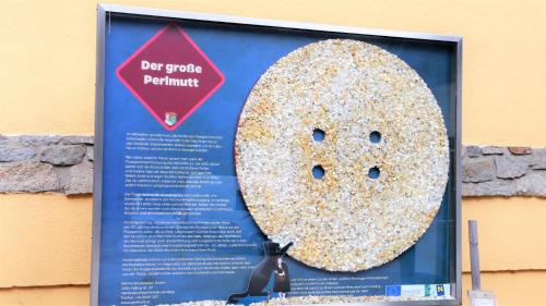a sign with a donut on the side of a building at JM Apartments in Hardegg