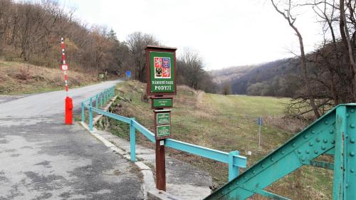 a sign on the side of a road at JM Apartments in Hardegg