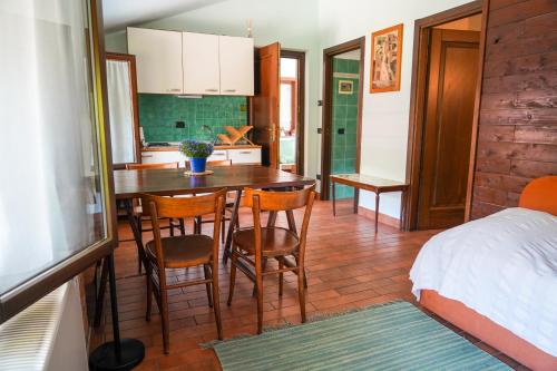 a kitchen with a table and chairs in a room at Agriturismo La Garzonera in Vergiate