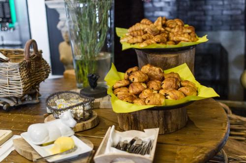 Dos cestas de comida sobre una mesa de madera en Domaine de Ronchinne - Maison du Jardinier, en Maillen
