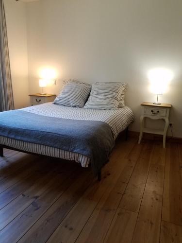 ベルガルドにあるEntre Nîmes et Arlesのベッドルーム1室(ナイトスタンド2つ、ランプ2つ付)