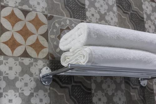 a towel rack with towels on it in a bathroom at Hotel La Casona de Don Jorge in Colima
