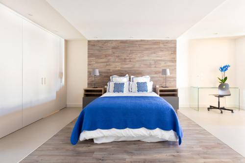 A bed or beds in a room at Rooms & Suites Loft 2H Deluxe Edition Arrecife