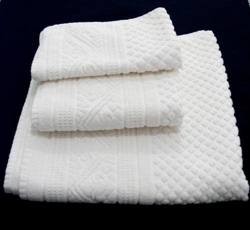 une pile de serviettes blanches sur fond noir dans l'établissement B&B OndeChic, à Cagliari