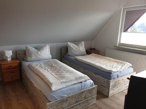 Ένα ή περισσότερα κρεβάτια σε δωμάτιο στο Hus-Annett-Lüchttoorm