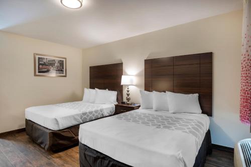 Кровать или кровати в номере Rodeway Inn near Hollywood Beach