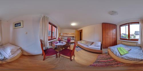 Habitación con 2 camas y mesa. en Hostel Piero en Liubliana