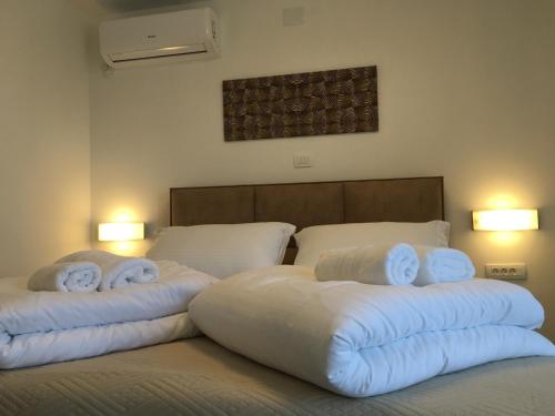 Een bed of bedden in een kamer bij Apartments Sunny Hvar - with pool;