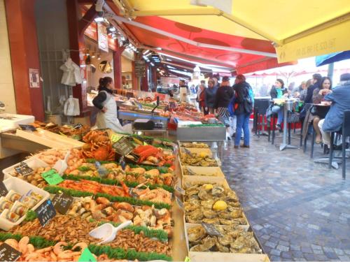 un marché rempli de nombreux types de denrées alimentaires différents dans l'établissement Villa Côte-Fleurie, à Trouville-sur-Mer