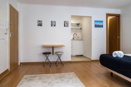 uma sala de estar com um sofá e uma mesa em Belém - Fully equiped Studio em Lisboa