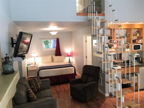 sala de estar con cama y sala de estar con sofá en The Cabins at Beaver Creek, en Beaver